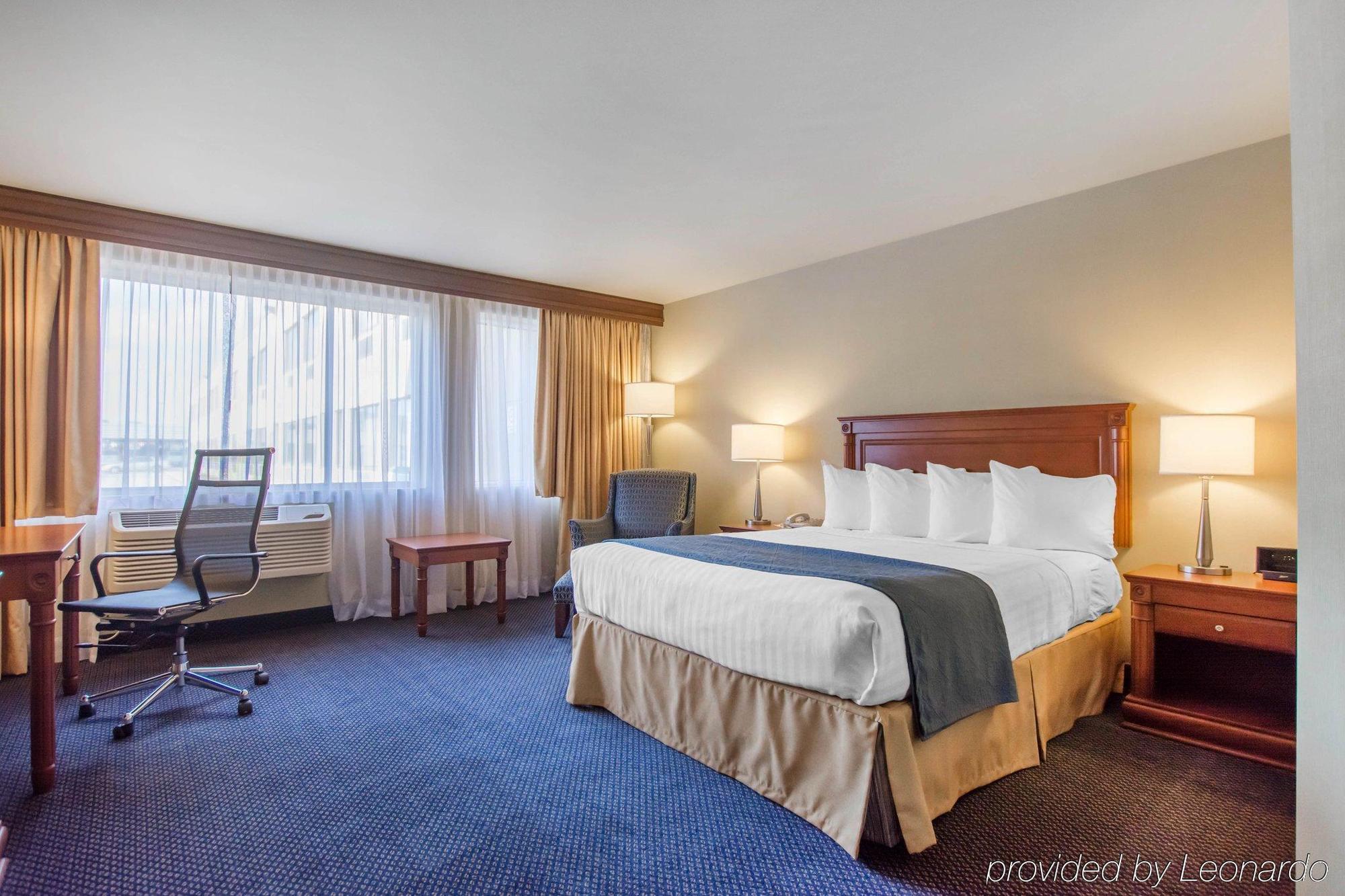 Quality Inn & Suites Brossard Esterno foto