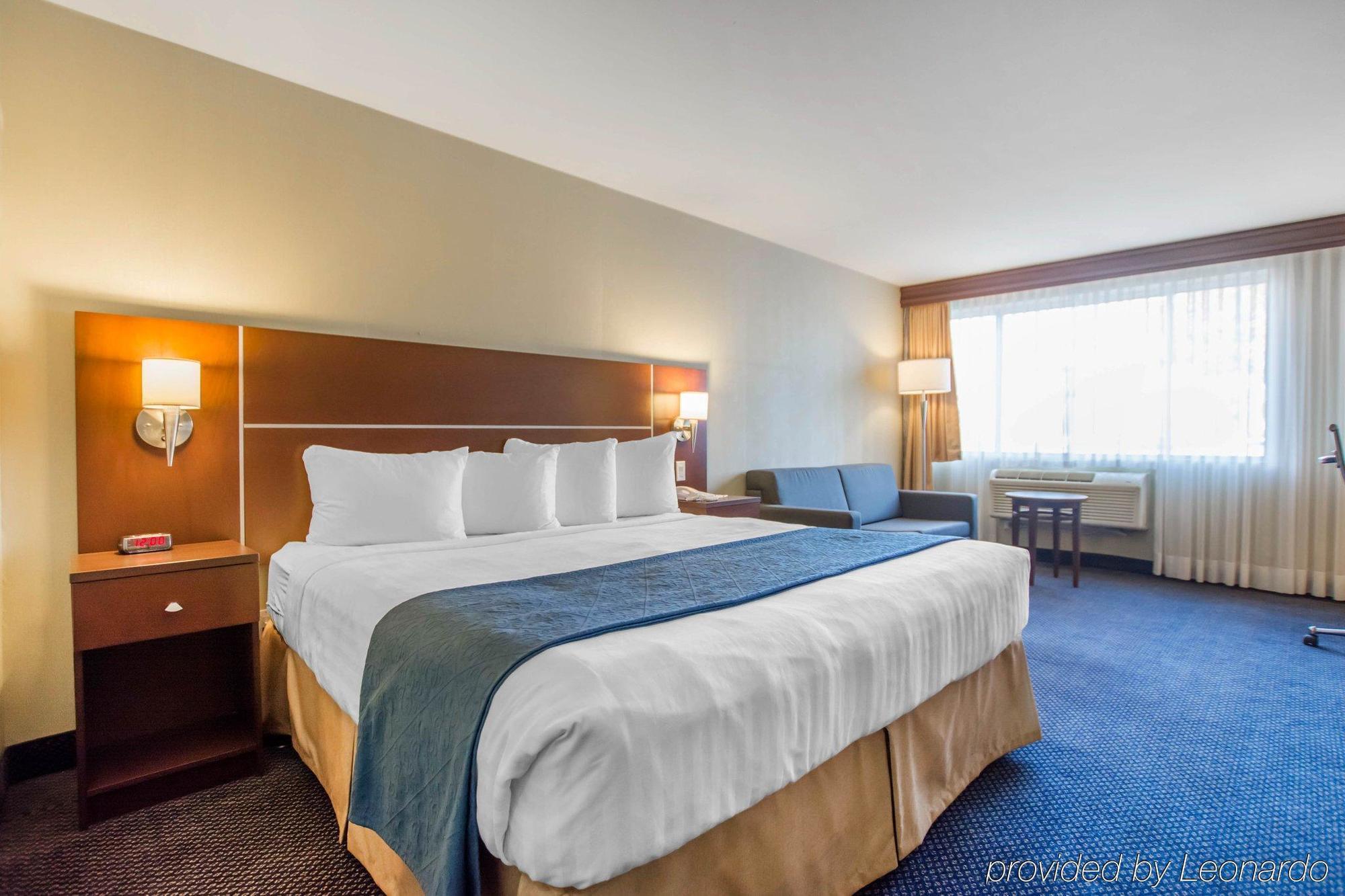 Quality Inn & Suites Brossard Esterno foto