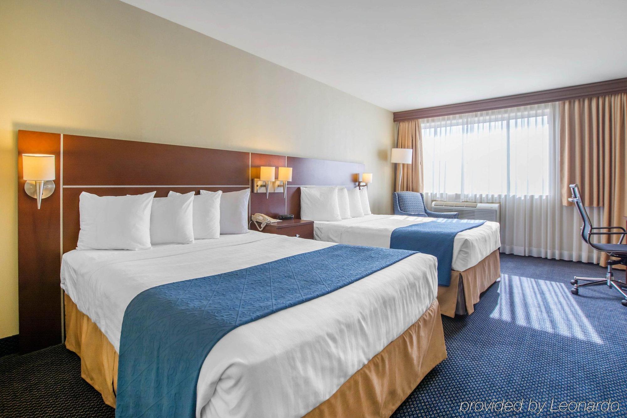 Quality Inn & Suites Brossard Esterno foto