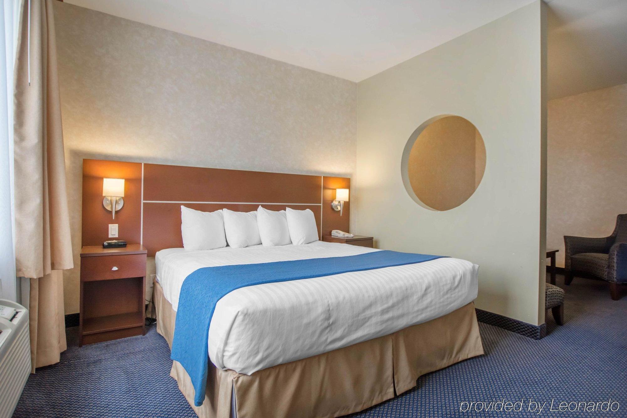 Quality Inn & Suites Brossard Esterno foto