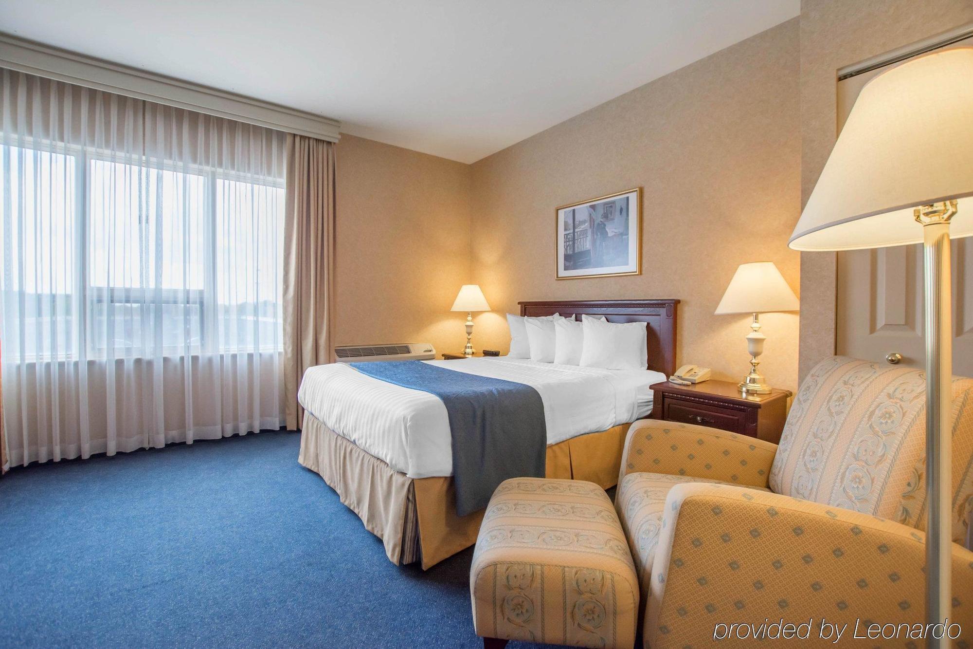 Quality Inn & Suites Brossard Esterno foto