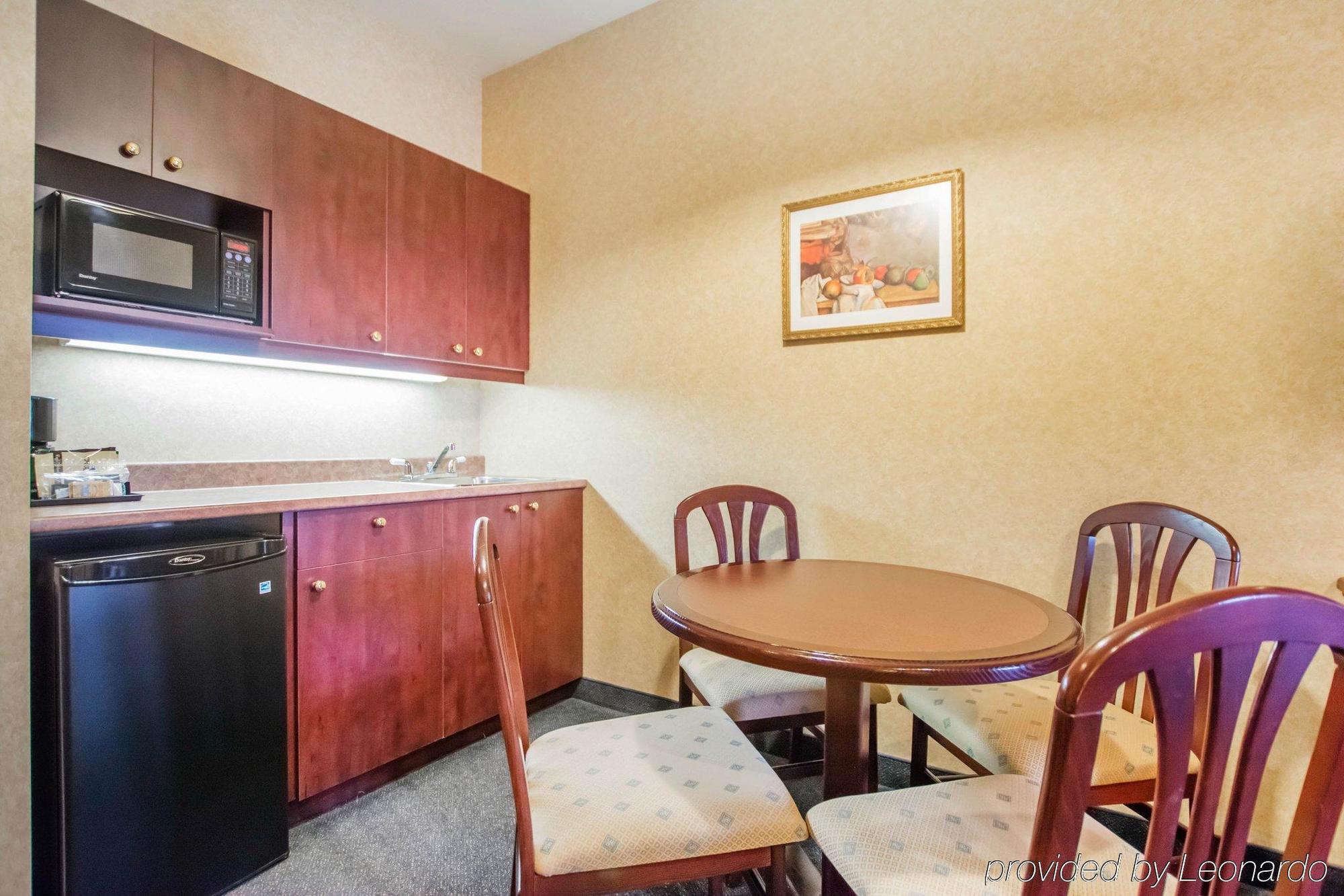 Quality Inn & Suites Brossard Esterno foto