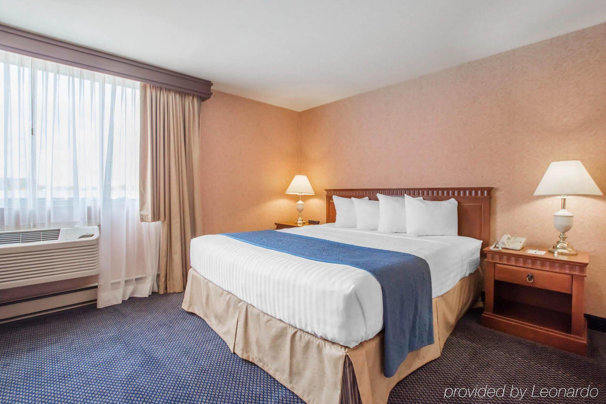 Quality Inn & Suites Brossard Esterno foto