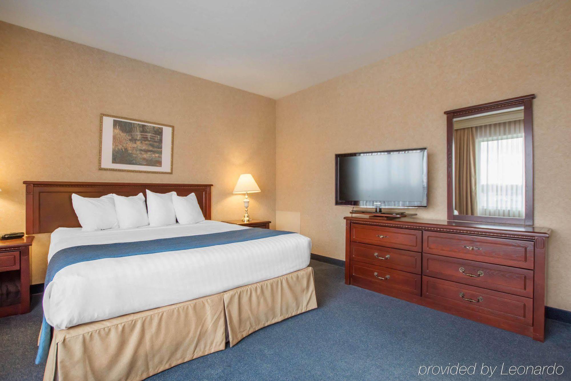 Quality Inn & Suites Brossard Esterno foto