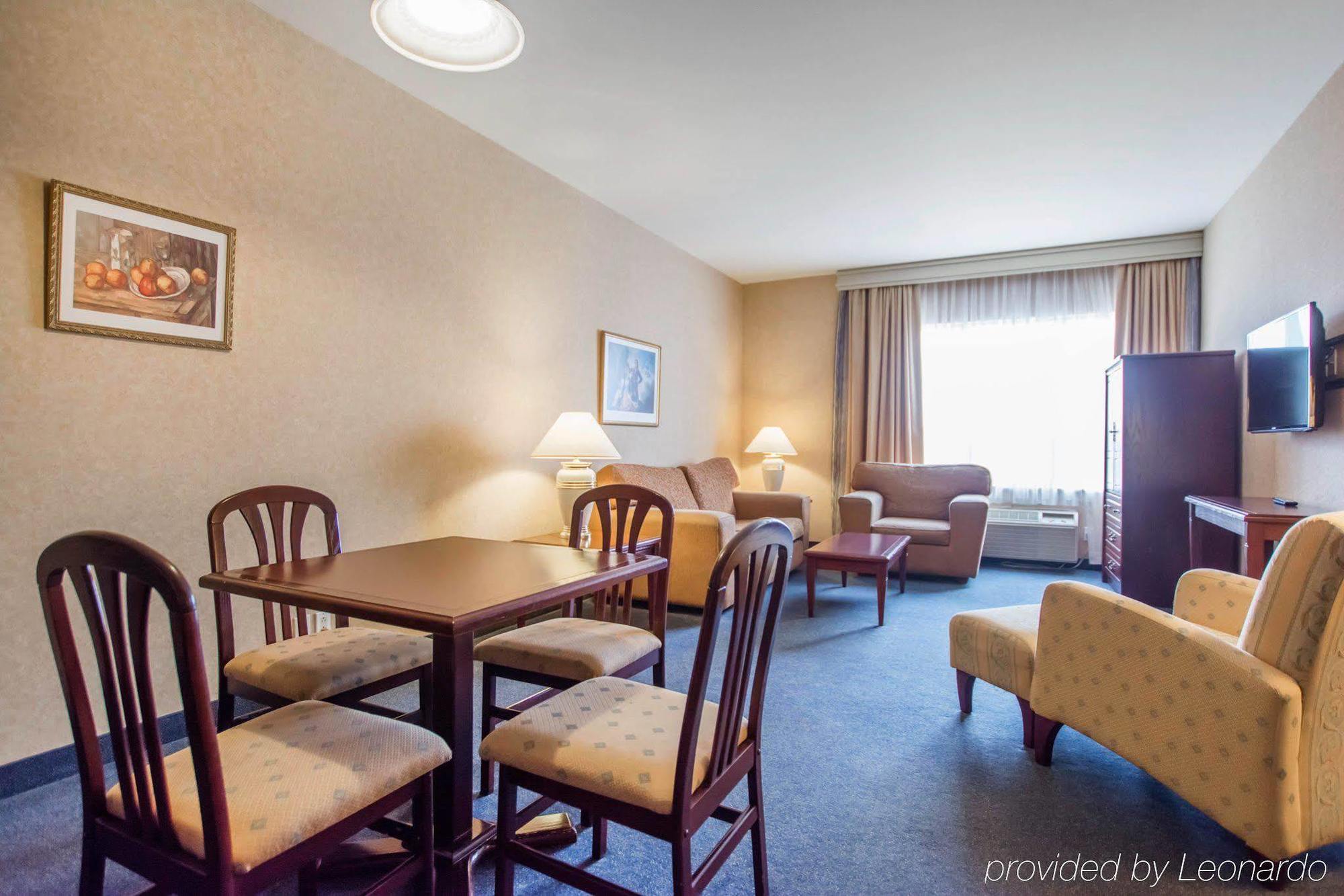 Quality Inn & Suites Brossard Esterno foto